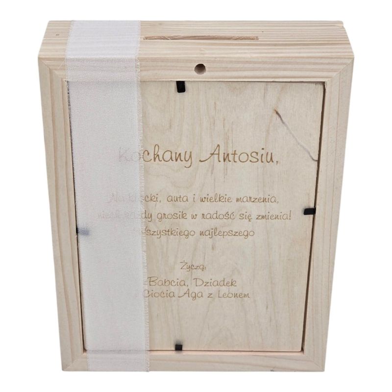 Drewniana skarbonka z personalizacją – samochód, prezent dla chłopca 🚗💙