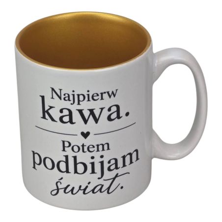 ☕ Kubek biały ze złotym wnętrzem 330 ml – „Najpierw kawa. Potem podbijam świat.”