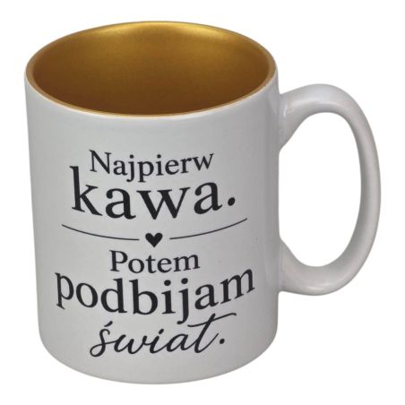 ☕ Kubek biały ze złotym wnętrzem 330 ml – „Najpierw kawa. Potem podbijam świat.”